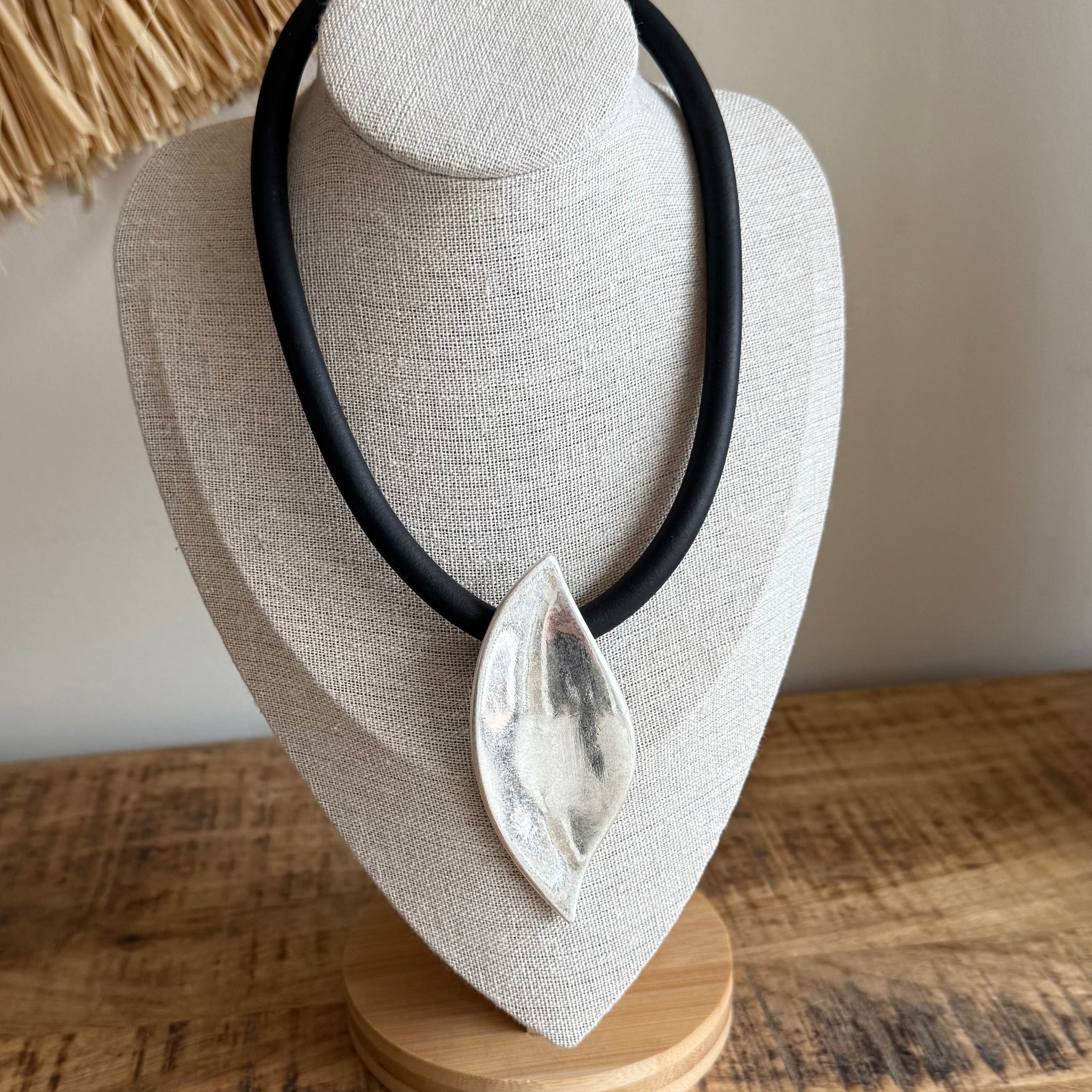 Collar black and silver leaf