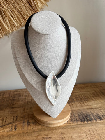 Collar black and silver leaf