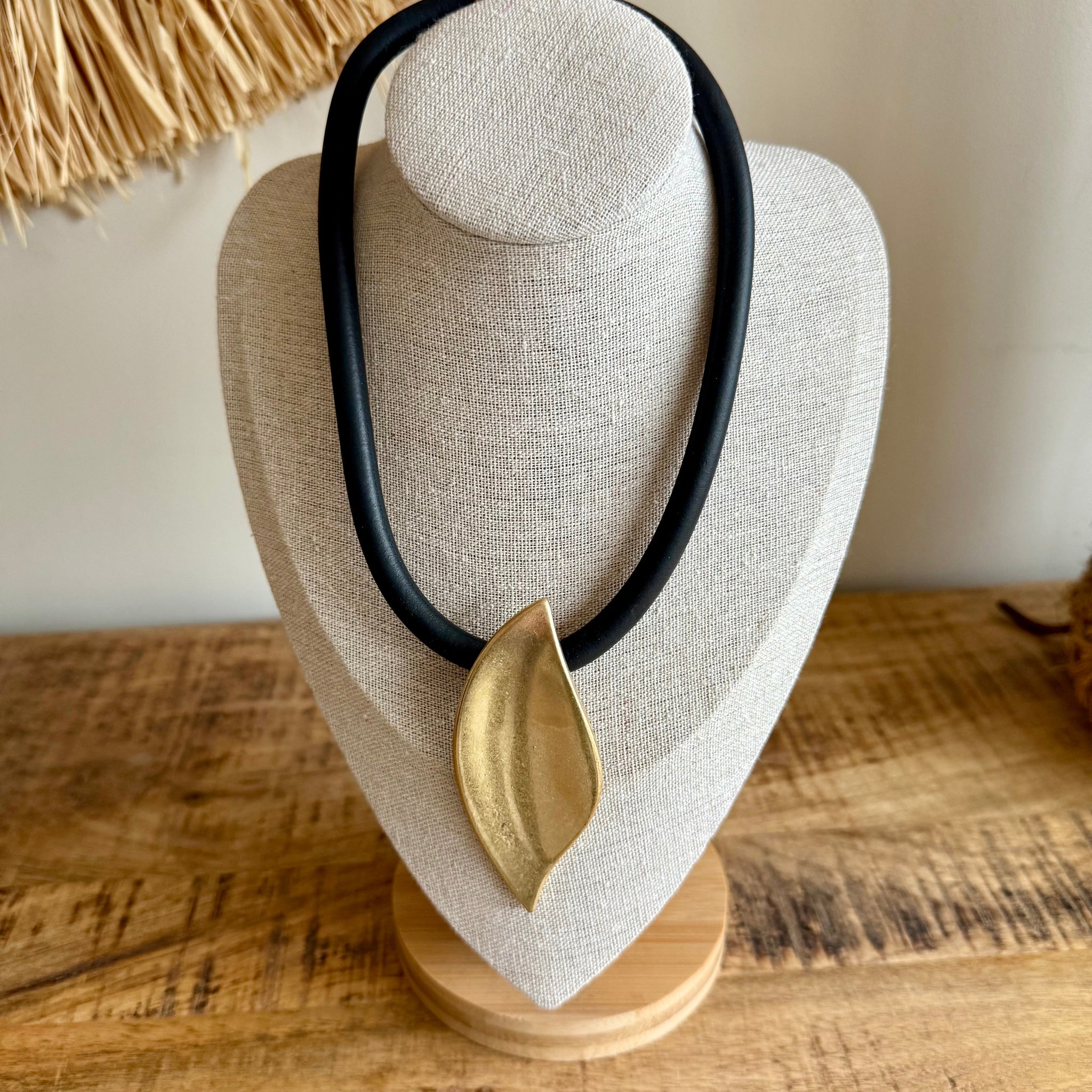 Collar black and gold leaf